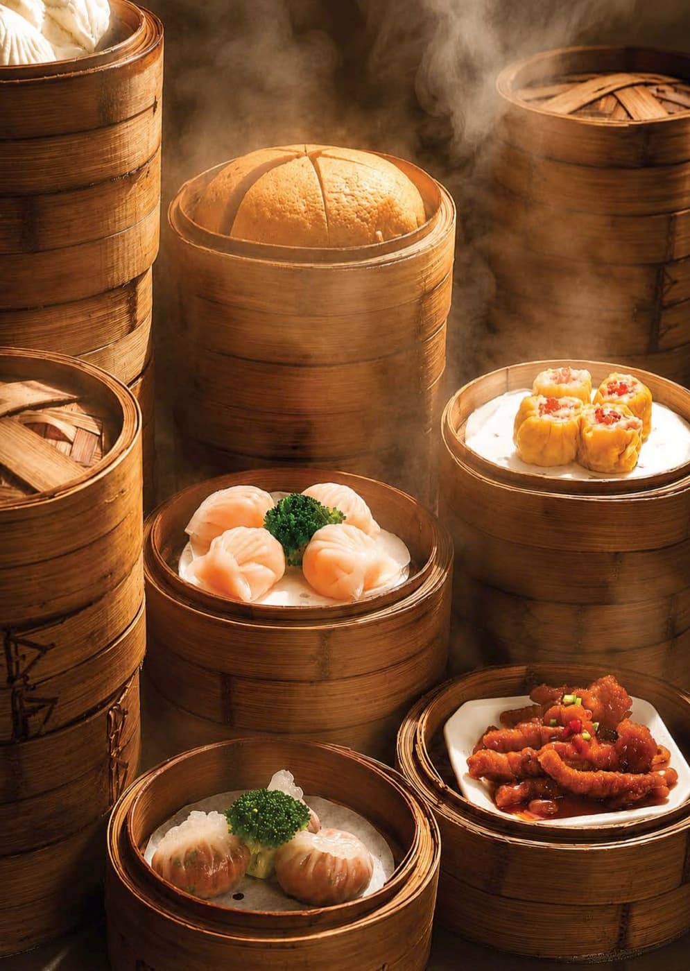 Xửng tre xếp chồng trên quầy hấp